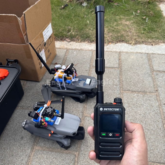 1.5-2KM جهاز الكشف اليدوي للطائرات بدون طيار الكشف عن 8001500MHz,24002485MHz,57255850MHz 1