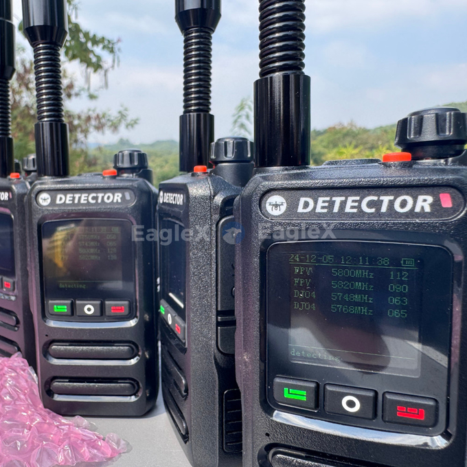 1.5-2KM جهاز الكشف اليدوي للطائرات بدون طيار الكشف عن 8001500MHz,24002485MHz,57255850MHz 0