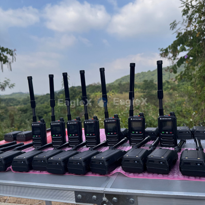 1.5-2KM جهاز الكشف اليدوي للطائرات بدون طيار الكشف عن 8001500MHz,24002485MHz,57255850MHz 2